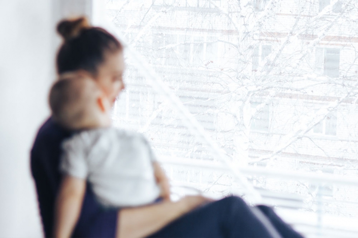 Uphoff_Leben_mit_beeintraechtigten_Kindern_beitrag Mutter mit beeinträchtigtem Kind auf dem Arm