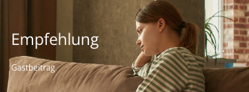 gastbeitrag-erschoepfte-eltern-uebersicht Eine erschöpfte Frau auf dem Sofa