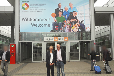 Dr. Roland Uphoff und Sandra Peters auf der Rehacare 2018, Fachmesse für Rehabilitation und Pflege.